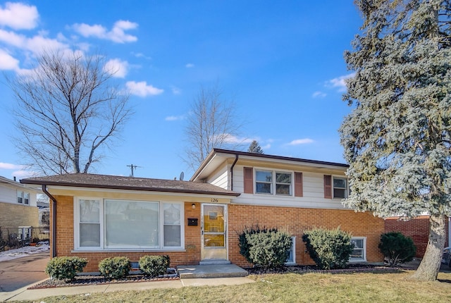 tri-level home featuring a front yard