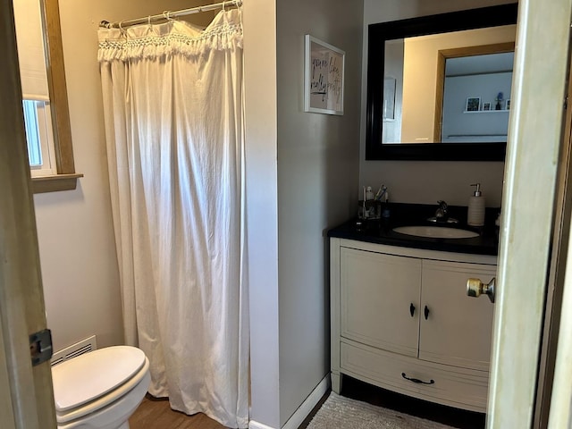 bathroom with toilet, a shower with curtain, and vanity