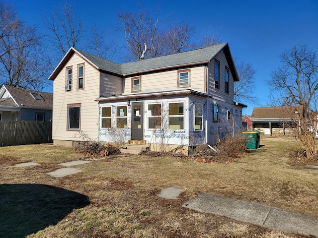 view of front facade with a front yard