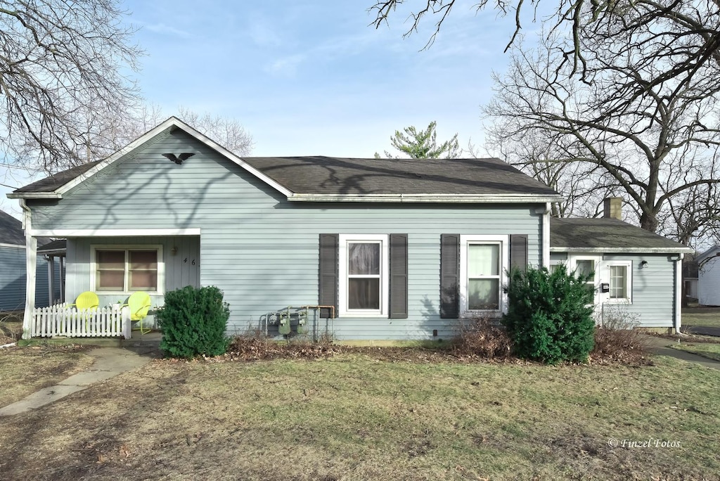 view of front of home with a front lawn