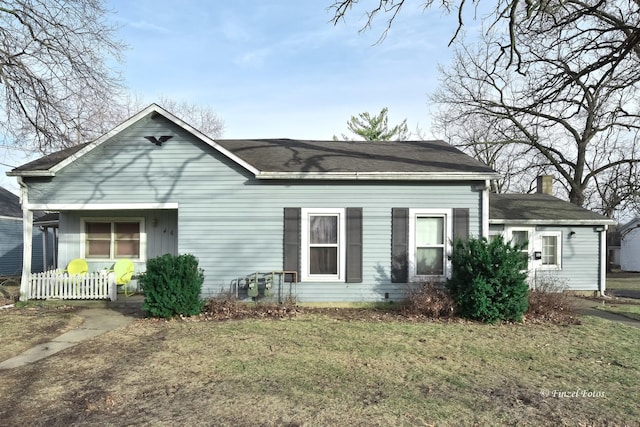 view of front of home with a front lawn