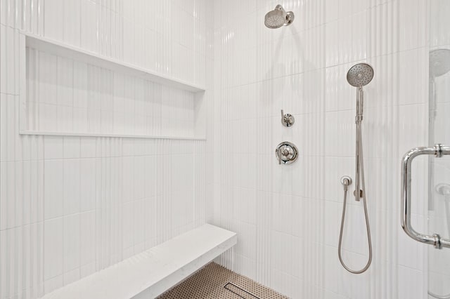 bathroom featuring a tile shower