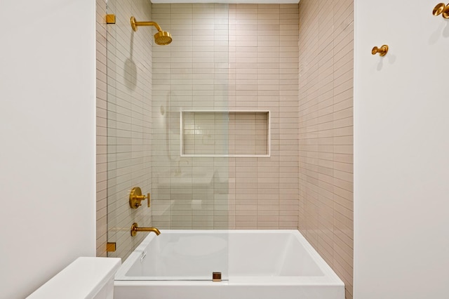 bathroom with tiled shower / bath combo