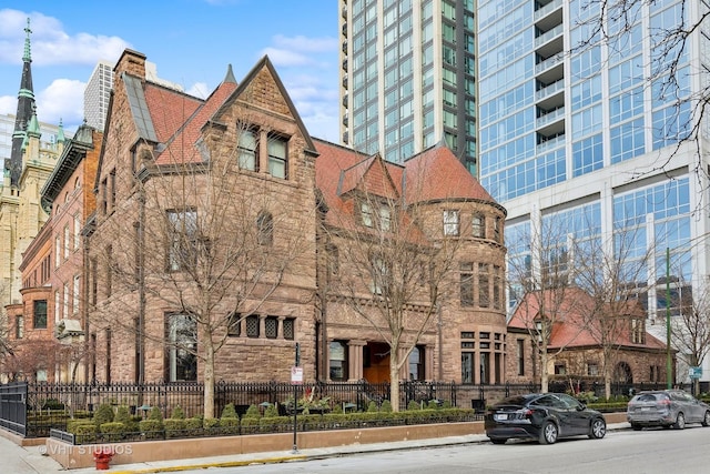 915 N Dearborn St, Chicago, IL 60610 - view of property with fence