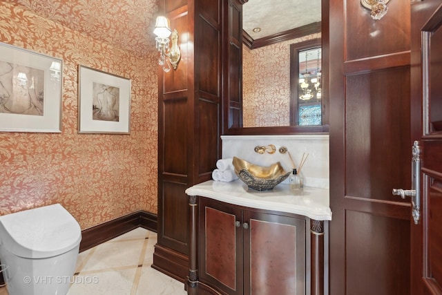 915 N Dearborn St, Chicago, IL 60610 - bathroom with toilet, baseboards, and wallpapered walls