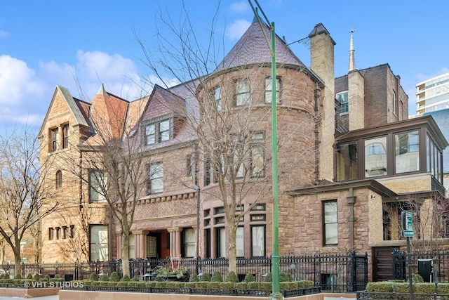 915 N Dearborn St, Chicago, IL 60610 - view of building exterior with a fenced front yard