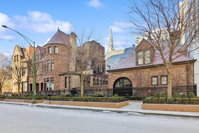 915 N Dearborn St, Chicago, IL 60610 - view of building exterior with a fenced front yard