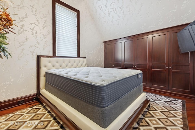 915 N Dearborn St, Chicago, IL 60610 - bedroom with wallpapered walls and wood finished floors