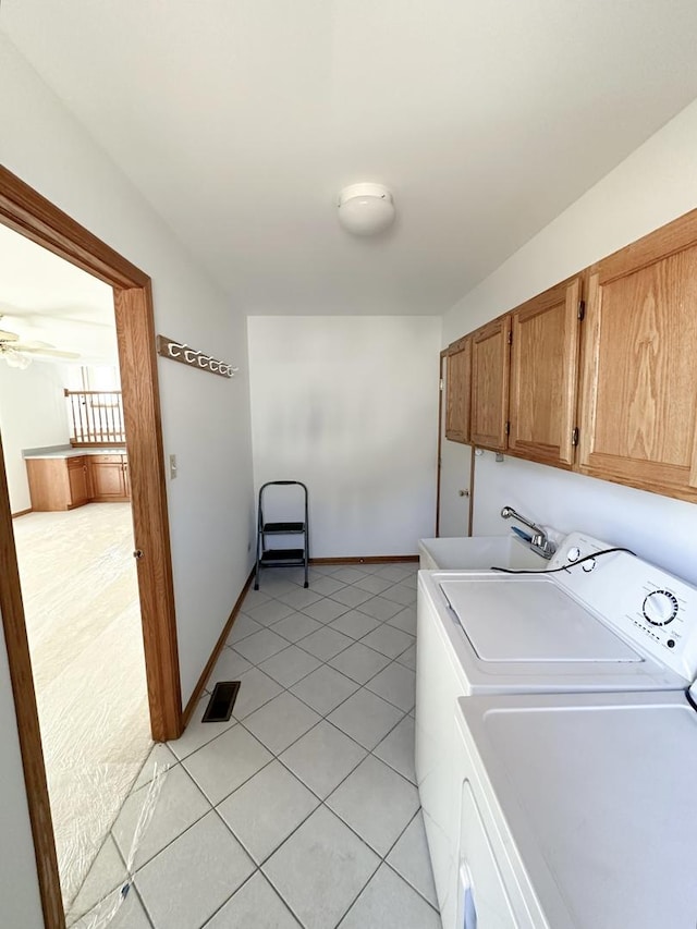 laundry room with a sink, visible vents, a ceiling fan, cabinet space, and washing machine and clothes dryer