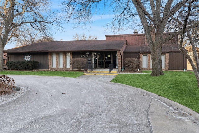 ranch-style house with a front yard