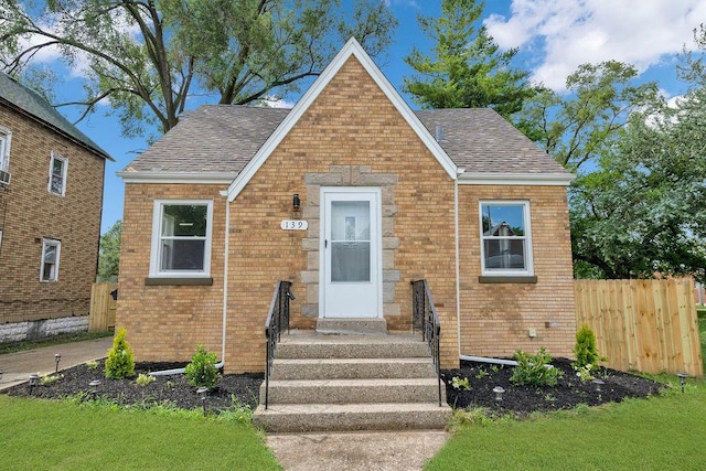 view of front of property featuring a front lawn