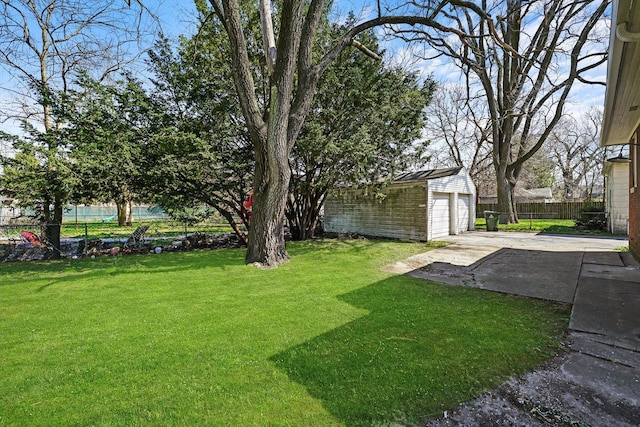 view of yard with an outbuilding and a garage