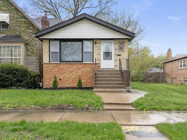 bungalow featuring a front yard