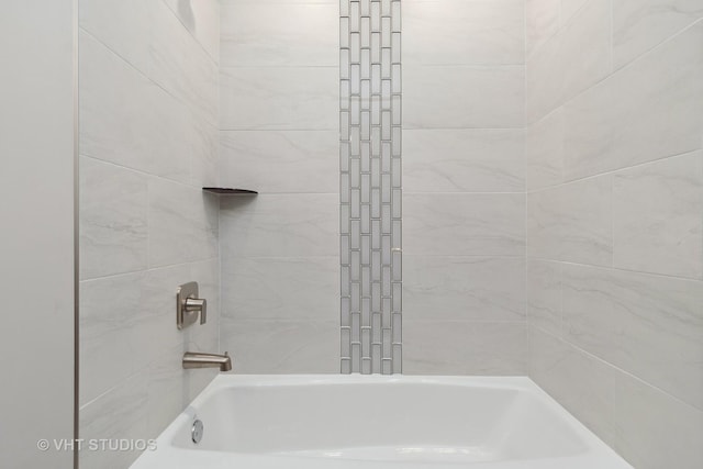 bathroom featuring tiled shower / bath combo