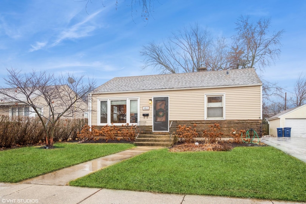 view of front of house with a front yard