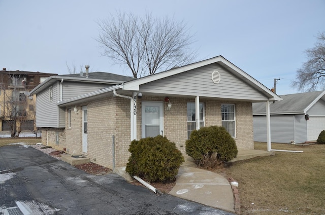 view of front of property featuring a front lawn