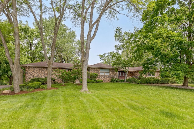 view of front of property featuring a front lawn