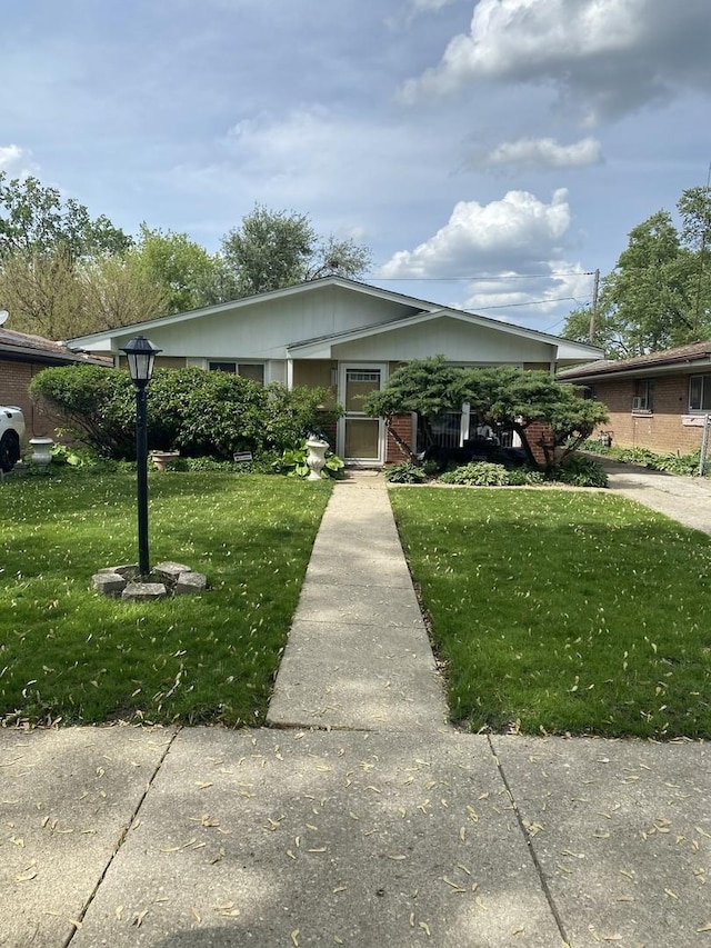 view of front of property featuring a front lawn