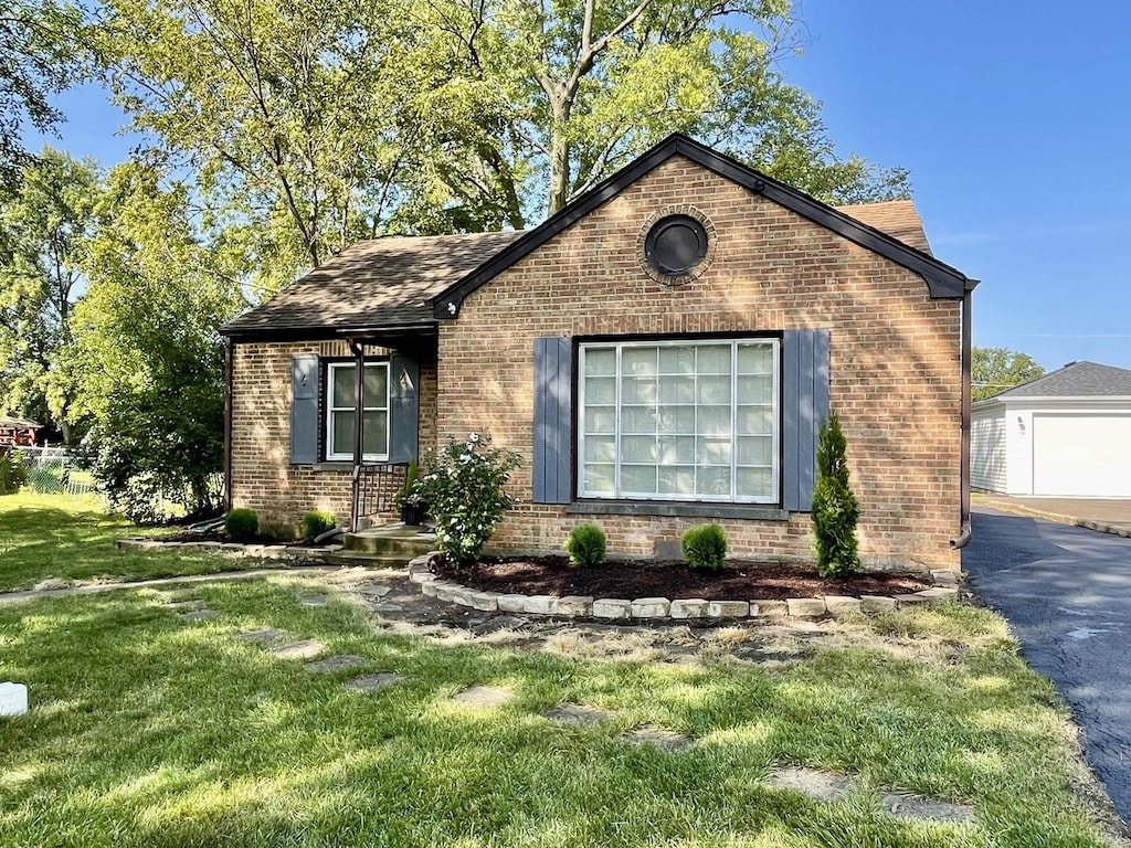 view of front facade featuring a front lawn