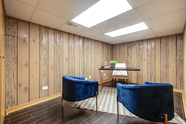 sitting room with a drop ceiling