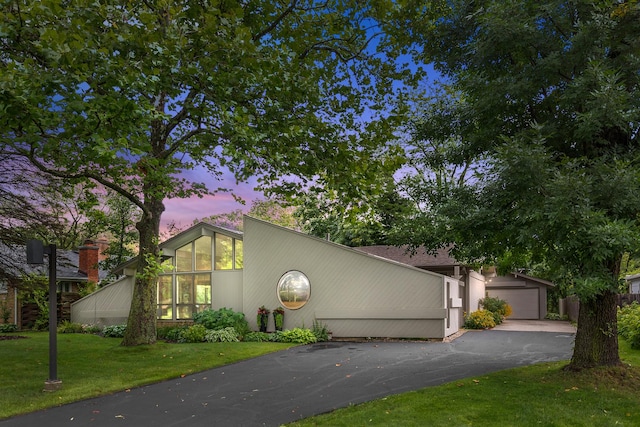 view of front of property featuring a yard