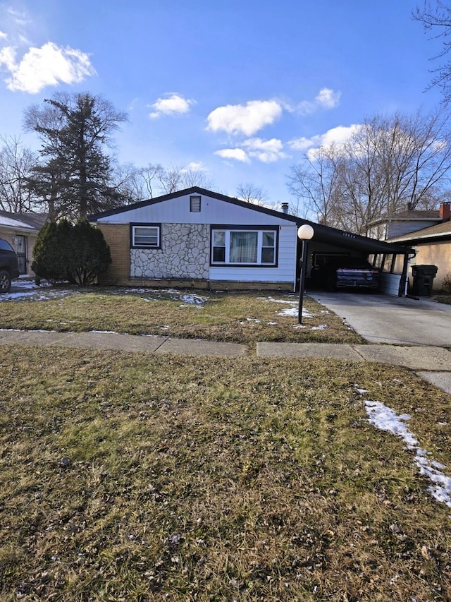 view of front of property featuring a front lawn and a carport