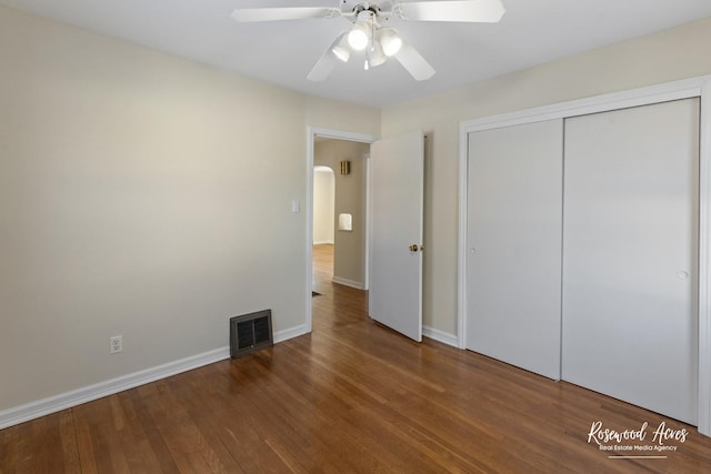 unfurnished bedroom featuring ceiling fan, a closet, and hardwood / wood-style floors