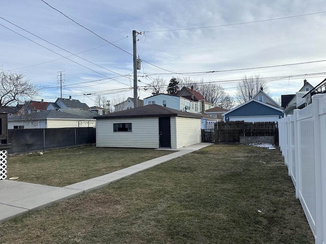 view of yard with an outbuilding