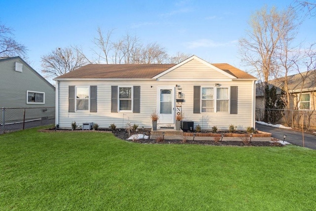 view of front facade featuring a front yard and cooling unit