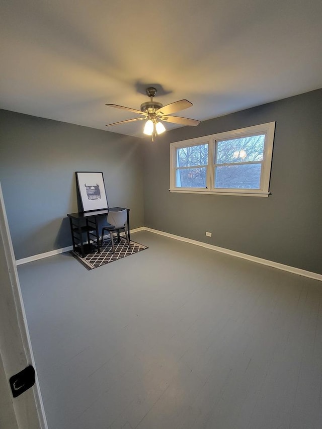 living area featuring ceiling fan