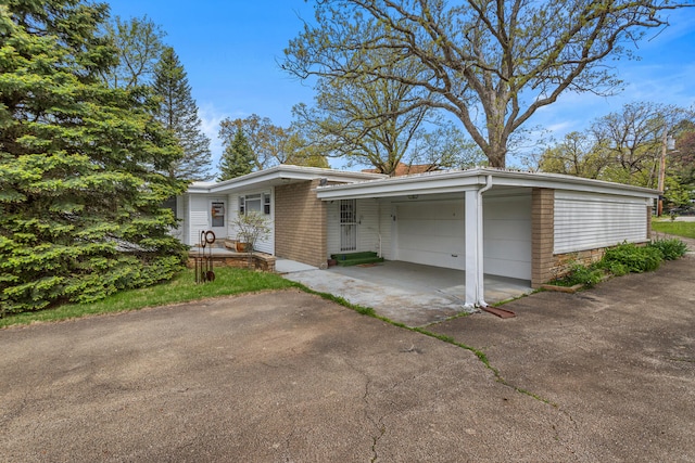 442 Wolfe Dr, Loda, IL 60948 - view of front facade featuring driveway and an attached garage