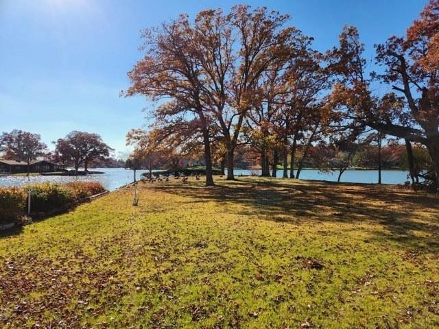 view of yard featuring a water view