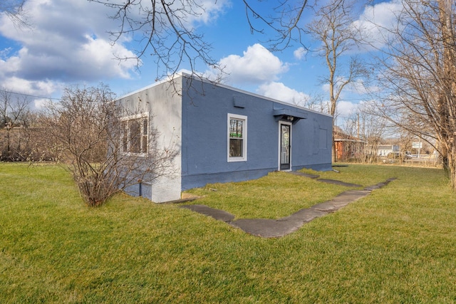 view of front of house featuring a front lawn