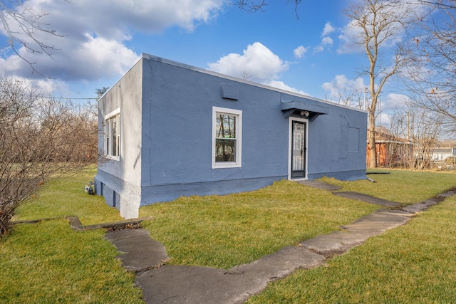 view of front facade with a front lawn