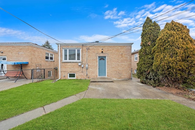 view of front of house featuring a front yard