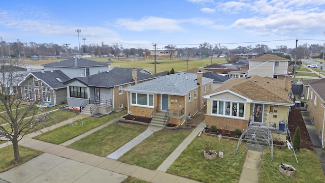 view of front of property featuring a front lawn