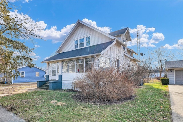 view of front of property with a front lawn