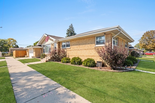 view of front of house featuring cooling unit, a garage, and a front lawn