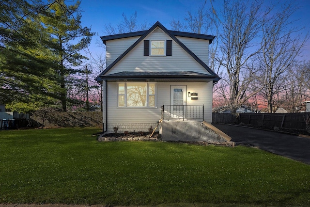 view of front of property featuring a lawn