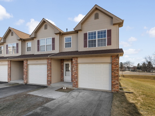 view of front of house featuring a front lawn and a garage