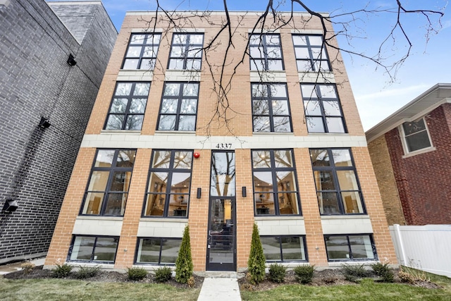 4337 N Richmond Ave Unit 2N, Chicago IL, 60618, 3 bedrooms, 2 baths condo for sale