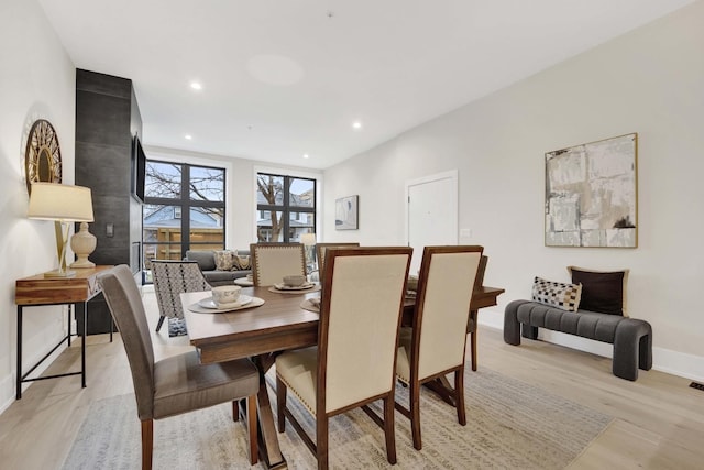 dining area with recessed lighting, light wood-style floors, and baseboards