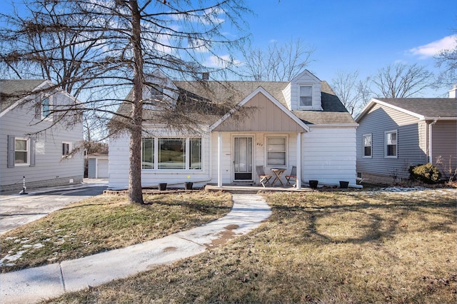 view of front of property with a front yard