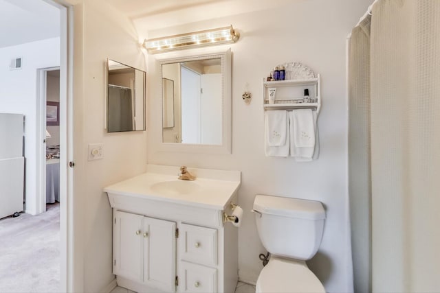 bathroom featuring a shower with curtain, vanity, and toilet