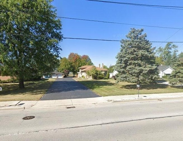 view of front of home with a front lawn