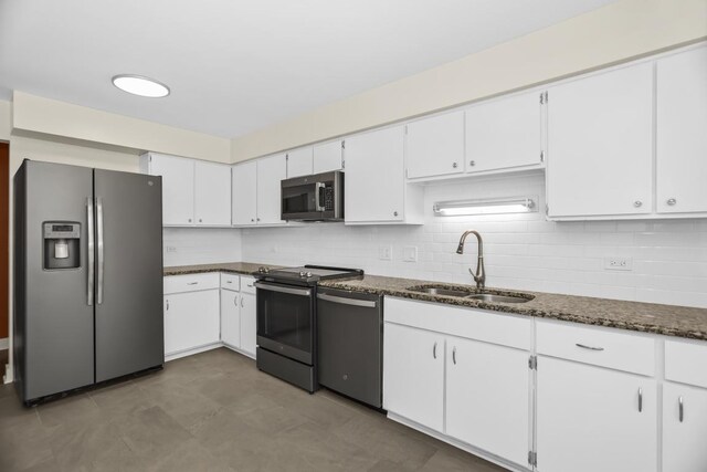 unfurnished room featuring a baseboard heating unit, dark hardwood / wood-style floors, and an inviting chandelier