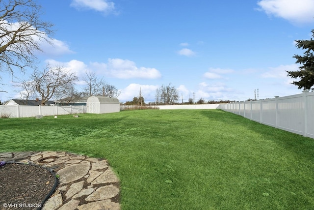 view of yard featuring a storage shed