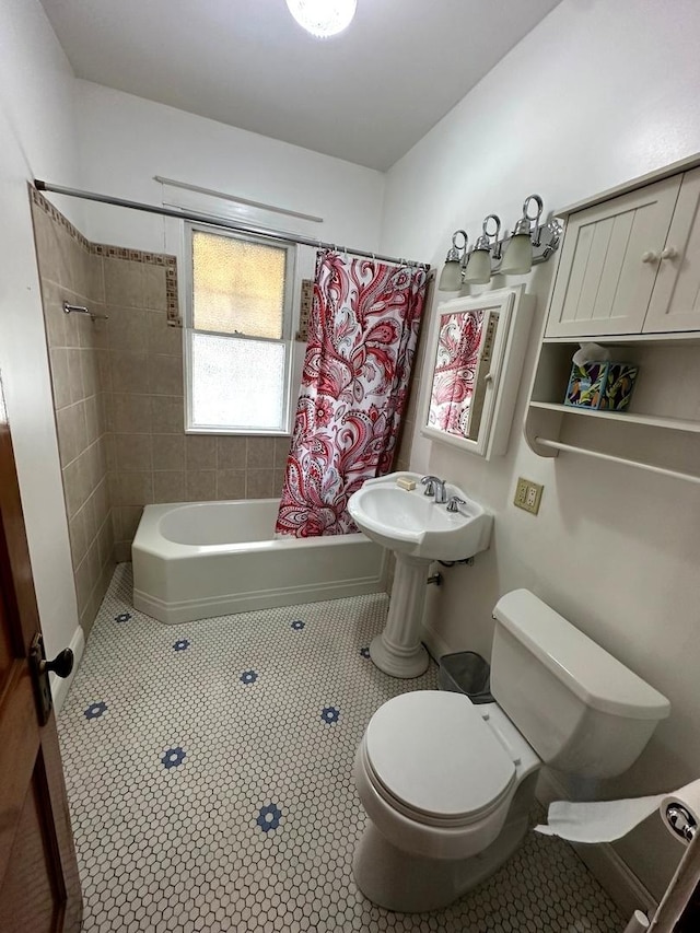 full bathroom featuring tile patterned flooring, sink, shower / bath combo, and toilet