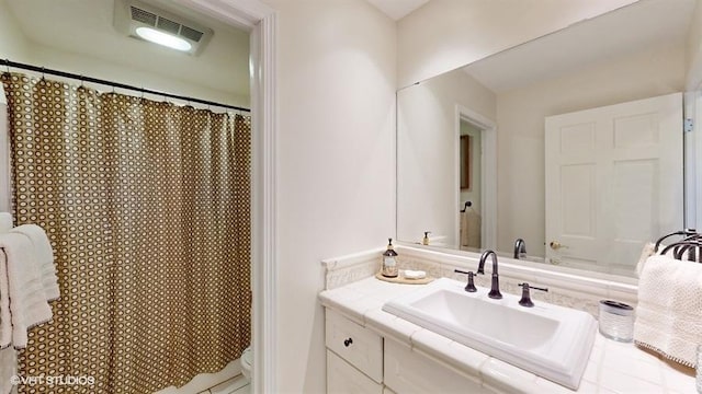 bathroom with a shower with curtain, vanity, and toilet