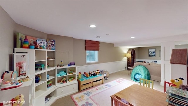 recreation room with carpet flooring